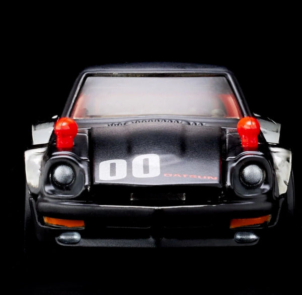 Bavez devant la Custom Datsun 240Z Greddy du Red Line Club Bavez devant la Custom Datsun 240Z Greddy du Red Line Club